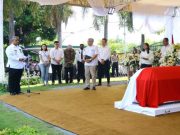 Peti Jenazah Bos Pura Group Diangkat Personel TNI dan Ditutup Bendera Merah Putih