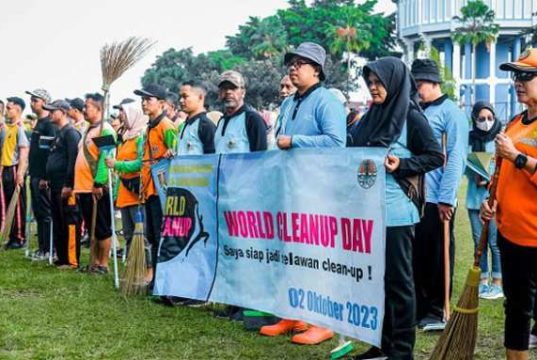 Lantai Trotoar Pecinan Dibersihkan Setelah MEC dan Kirab Ruwat Bumi