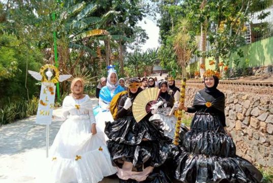 Ponpes Al-Madani Gunungpati Peringati Hari Santri Olah Tas Kresek Bekas Jadi Gaun Indah