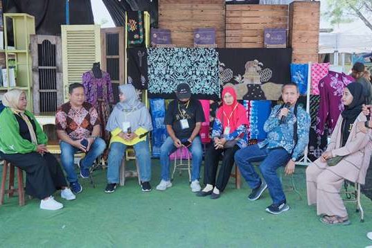 Disporapar Kendal Gelar Fashion Show Jeans dan Batik di Pantai Ngebum