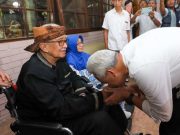 Keharuan Ganjar Menerima Salam Hormat dari Mantan Gubernur Jabar Solihin GP