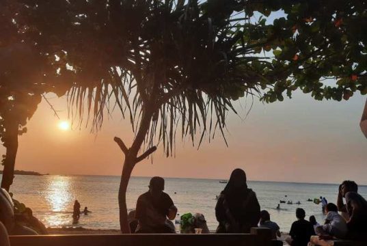 Eksotika Senja saat Matahari Tenggelam di Pantai Blebak Jepara
