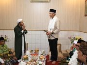 Kiai Hayyi Bekali Ganjar Tasbih dan Tongkat Istimewa
