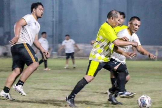 Tim Siwo PWI Jateng Jalin Silaturahmi dengan Distaru Lewat Sepak Bola
