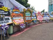Karangan Bunga Sepanjang 5 Km Hiasi Lokasi Persemayaman Jenazah Mendiang Bos Pura Group