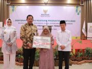 Percepat Atasi Kemiskinan, Pj Gubernur Jateng Serahkan Bantuan Modal Usaha Produktif