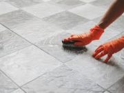 Tips Bersihkan Lantai Kamar Mandi agar Tidak Licin