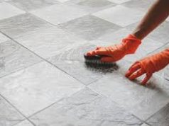Tips Bersihkan Lantai Kamar Mandi agar Tidak Licin