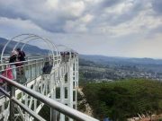 Membangkitkan Adrenalin dengan Melintas Jembatan Kaca Terpanjang di Jateng, Kemuning Sky Hills