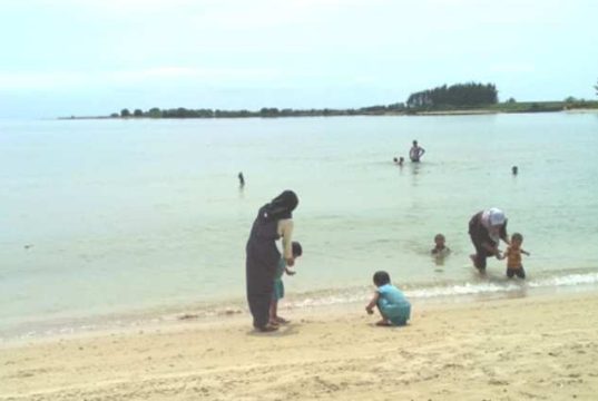 Pantai Ujung Piring Jepara, Menikmati Tenangnya Ombak dan Ekostika Bakau di Tengah Laut