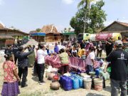 KPU Grobogan Lakukan Sosialisasi Sambil Mengirim Air Bersih untuk Warga Terdampak Kekeringan