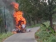 Mobil Pikap Angkutan Kayu Bahan Mebel Terbakar di Hutan Karangasem Wirosari