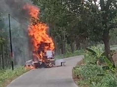 Mobil Pikap Angkutan Kayu Bahan Mebel Terbakar di Hutan Karangasem Wirosari