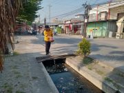 SD Kanisius Tlogosari Kulon Bersama Warga Hilangkan Bau Selokan dengan Eco Enzyme