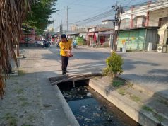SD Kanisius Tlogosari Kulon Bersama Warga Hilangkan Bau Selokan dengan Eco Enzyme