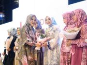 Isteri Para Pejabat Kudus Meriahkan Peragaan Busana dalam Kudus Fashion Week 2023