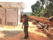 Babinsa Membantu Pembangunan Rumah Warga