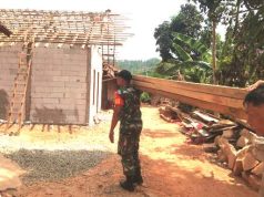 Babinsa Membantu Pembangunan Rumah Warga