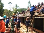 Bersama Perangkat Desa dan Warga, Babinsa Bantu Pemugaran Rumah