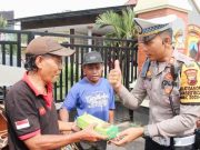 Bagi Sedekah, “Paman Berkumis” Ajak Warga Tertib Berlalu-lintas