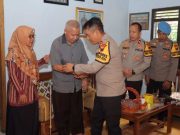 Kapolres Kebumen dan Wakapolres Jenguk Anggota yang Sakit