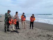 Dua Siswi MTs Roudlotul Huda Tergulung Ombak di Pantai Setrojenar