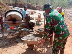 Bersama Babinsa, Warga Bergotong Royong Membangun Talud Makam