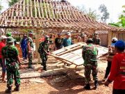 Bersama Warga Membantu Pemugaran Rutilahu