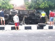Truk Terguling di Timur Jembatan Juranggempal Wonogiri