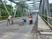 Besi Mencuat di Lantai Jembatan Getasrejo, Warga Berinisiatif Memotong untuk Hindari Kecelakaan