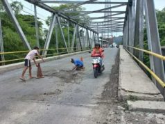 Besi Mencuat di Lantai Jembatan Getasrejo, Warga Berinisiatif Memotong untuk Hindari Kecelakaan