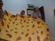 Di Tangan Emak-Emak, Dedaunan Semak Jadi Ecoprint yang Diminati Wisman