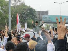 Lantunan Shalawat Ribuan Orang Sambut Kedatangan Mahfud MD di Madura