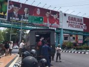 Bawaslu Copoti Baliho Bergambar Ganjar-Mahfud di Alun-alun Kudus