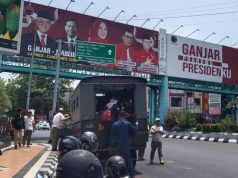 Bawaslu Copoti Baliho Bergambar Ganjar-Mahfud di Alun-alun Kudus