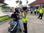 Kejutan Satlantas Grobogan, Naik Motor Goncengkan Anak Dapat Colkat dan Mainan