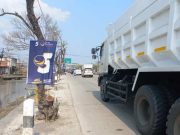 Vandalisme di Pantura Makin Menggila, Flyer Parpol dan Caleg Tertancap di Poohoon Pinggir Jalan