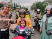 Gelar Sosialisasi Tertib Lalu Lintas, Satlantas Polres Wonosobo Beri Hadiah bagi Pengendara yang Tertib