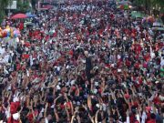 Ganjar Dikerubuti Ribuan Orang yang Menyanjungnya di Makassar