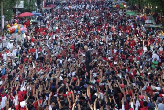 Ganjar Dikerubuti Ribuan Orang yang Menyanjungnya di Makassar