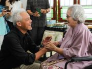 Ganjar Duduk Bersimpuh Genggam Erat Tangan Meri Hoegeng