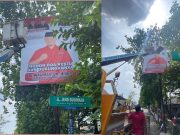 Bawaslu Grobogan Turunkan Baliho APK Menggunakan Crane