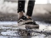Tips Mengeringkan Sepatu Basah dengan Cepat