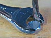 Tips Melepas Sekrup yang Sudah Slek