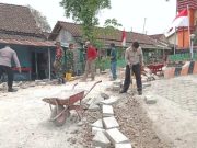 Tentara dan Polisi Blora Gotong Royong di Jiken Bangun Jalan Menuju Makam