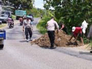 TNI-Polri Gotong Royong Memperbaiki Jalan Longsor