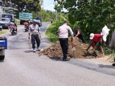 TNI-Polri Gotong Royong Memperbaiki Jalan Longsor