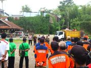 TNI-Polri Bersama Relawan Membersihkan Pasar Hewan