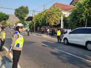 Polwan Berikan Pengamanan kepada Para Jemaat Gereja