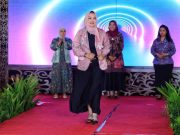 Ketika Isteri Pejabat OPD Kudus Ikuti Lomba Fashion Show Batik Meriahkan Hari Ibu